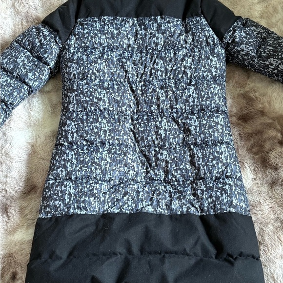 Fabletics Waco Black and Gray Patterned Puffer Jacket - Picture 2 of 7